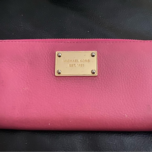 Michael Kors large pink wallet beautiful slight wear on corners - Picture 6 of 9